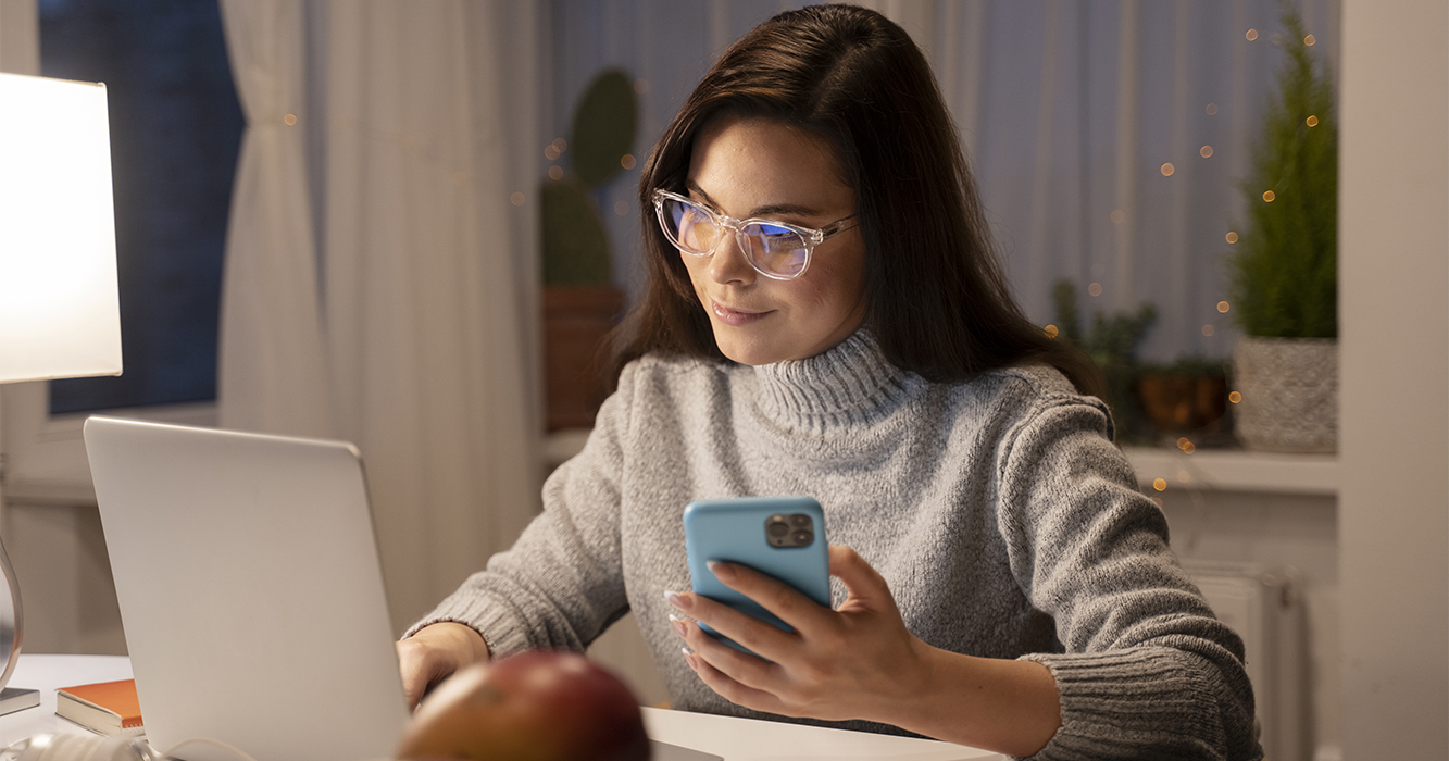 Asociados participando en proceso de elecciones y votación cooperativa