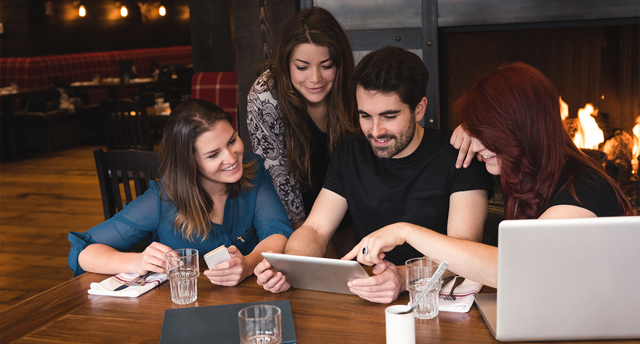 Asociados participando en proceso de elecciones y votación cooperativa