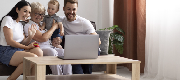 Familia haciendo una videollamada en un computador portátil